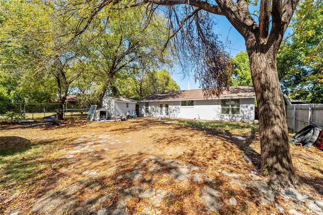 a view of a yard with a tree