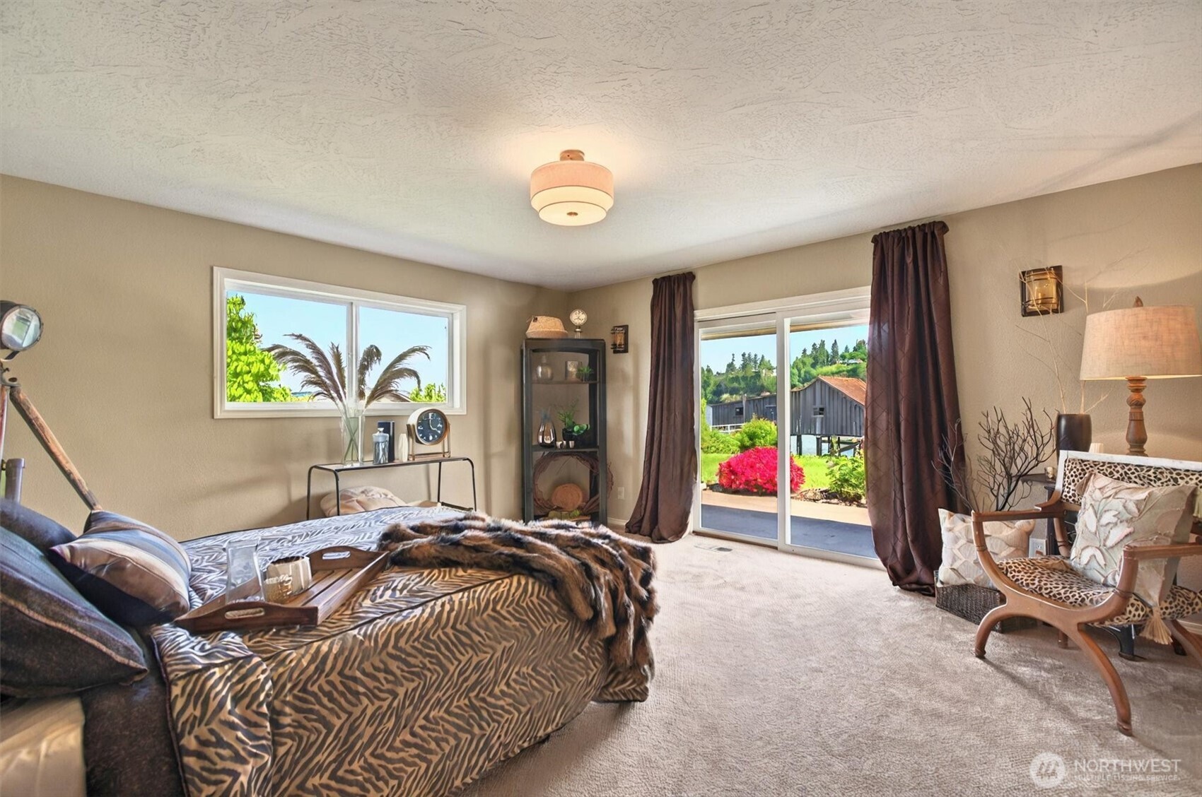 293 Highway 409 Cathlamet, WA 98612 - Photo 20 of 39 a bed room with a bed and a chair