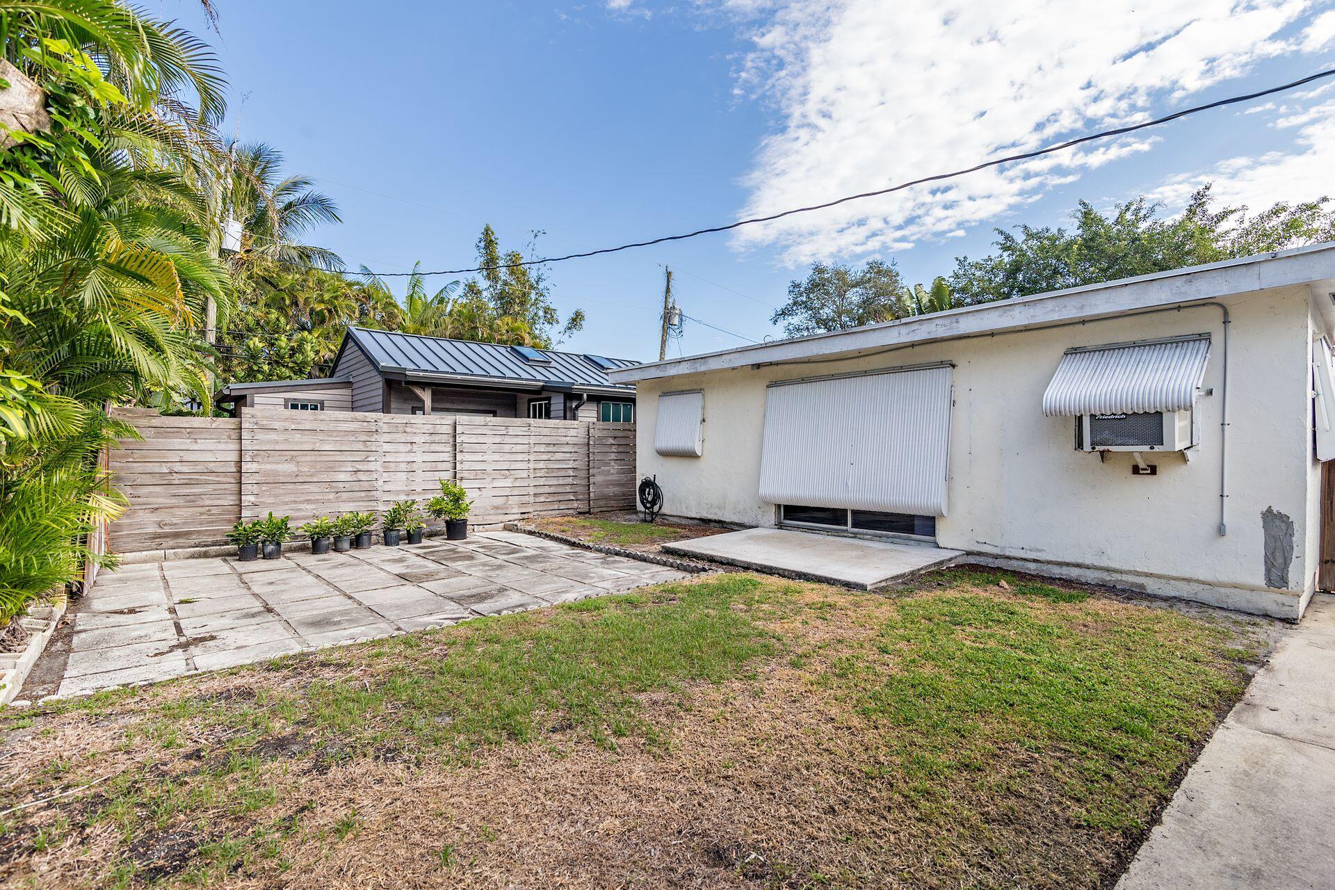 837 Ardmore Road West Palm Beach, FL 33401 - Photo 25 of 35 Backyard