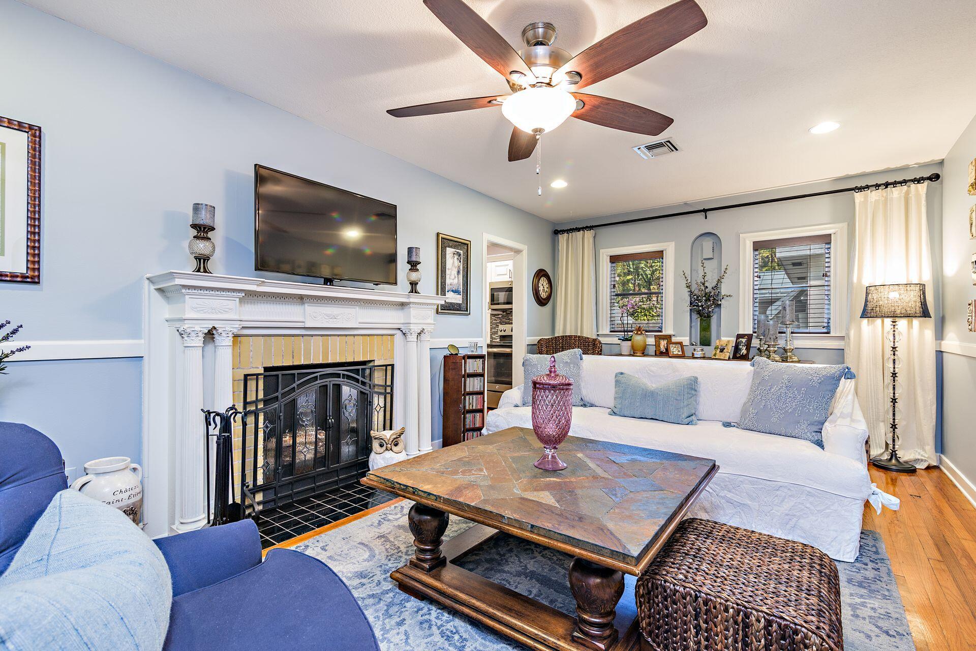 837 Ardmore Road West Palm Beach, FL 33401 - Photo 9 of 35 Living Room