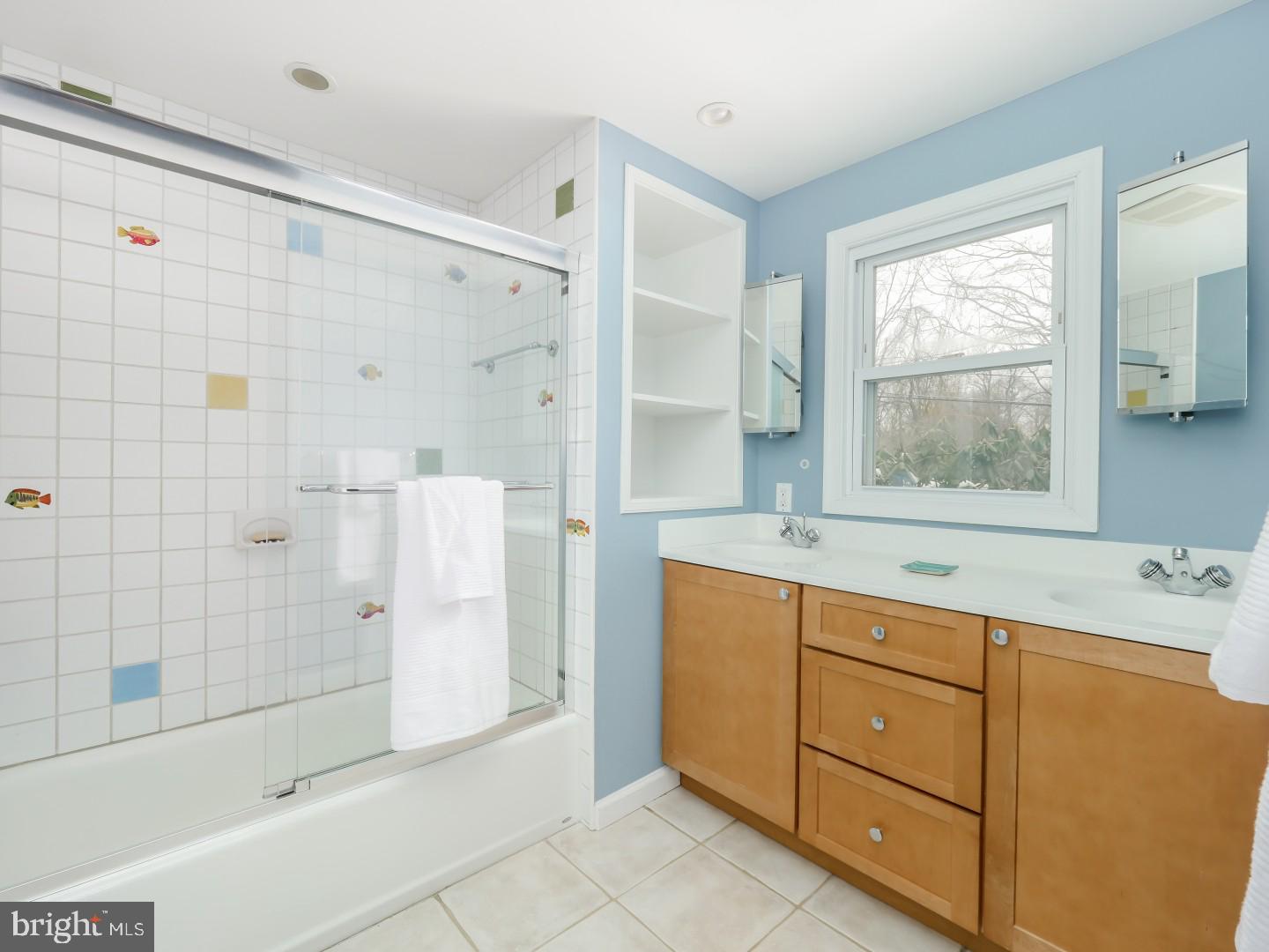 719 Beverly Road Holland, PA 18966 - Photo 27 of 34 Full Bathroom