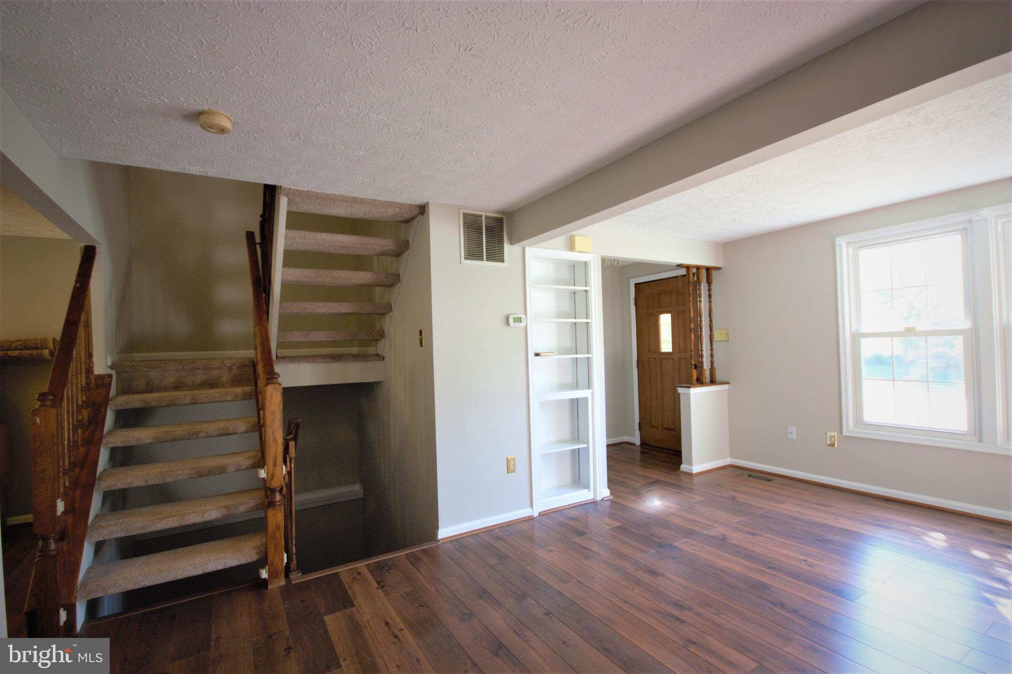 28 Ramsgate Court Baltimore, MD 21227 - Photo 3 of 27 Living room