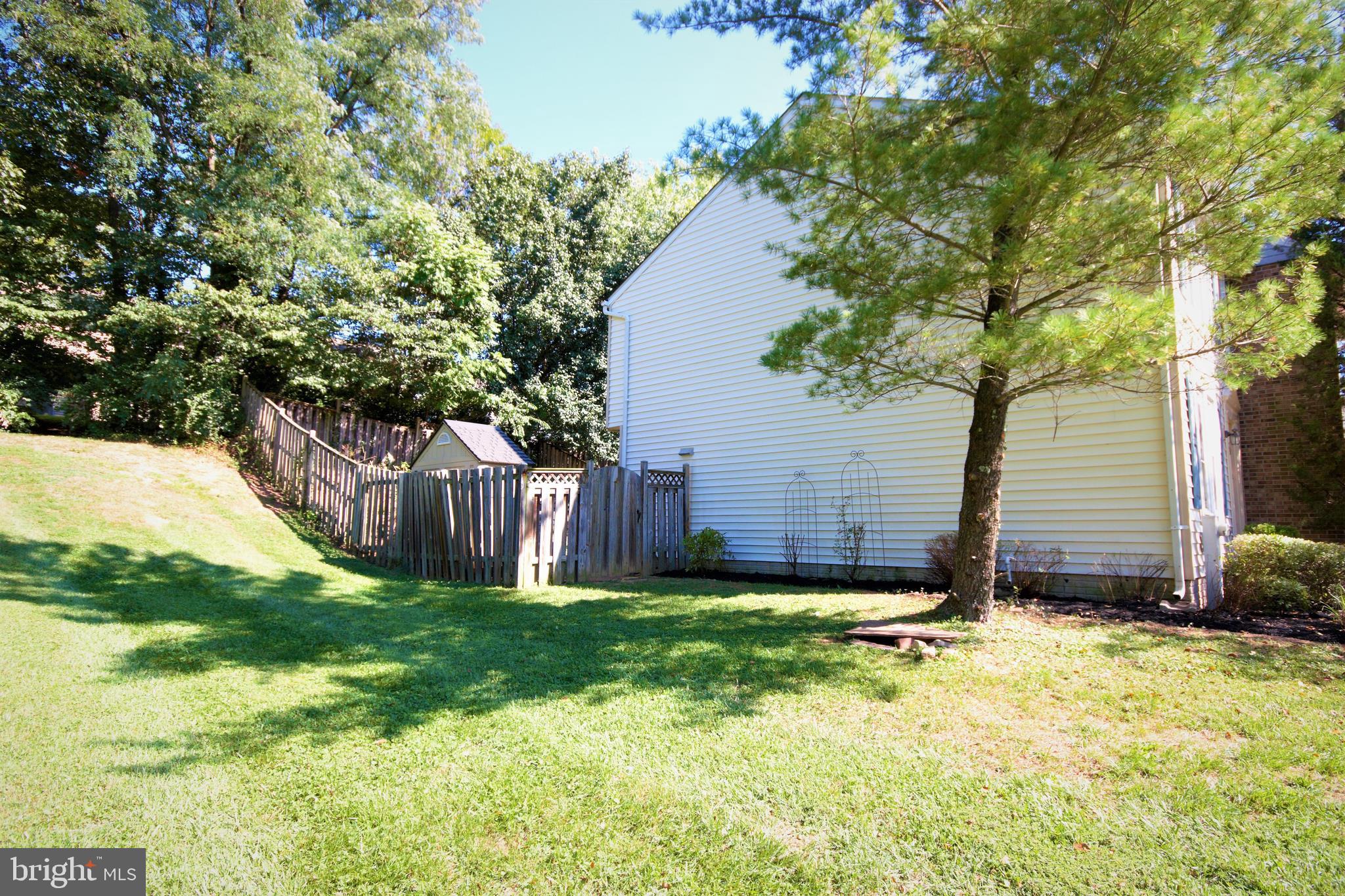 28 Ramsgate Court Baltimore, MD 21227 - Photo 27 of 27 Side yard