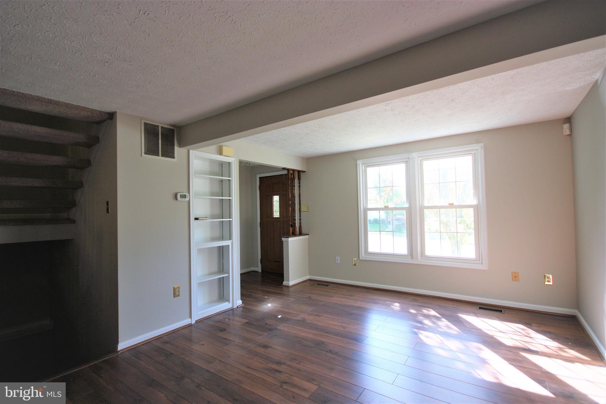 28 Ramsgate Court Baltimore, MD 21227 - Photo 6 of 27 Living room