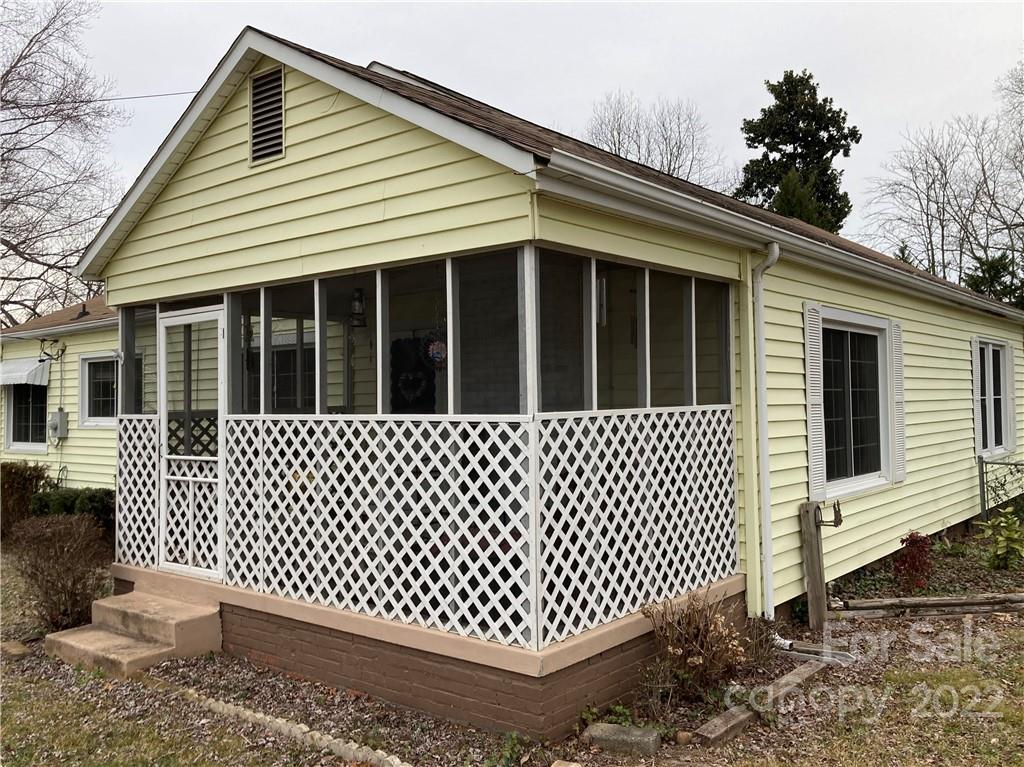 135 Allen Street Rutherfordton, NC 28139 - Photo 1 of 10 a front view of a house