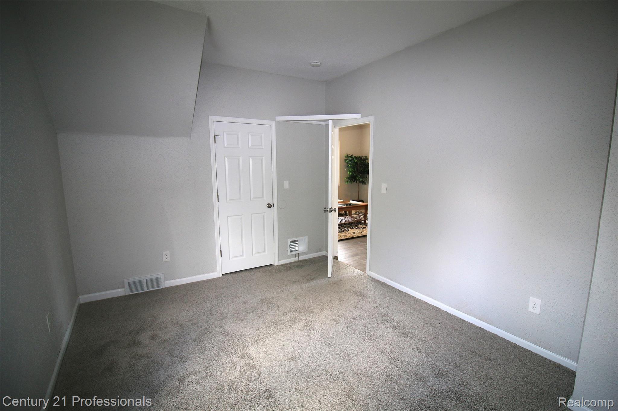 8071 Rivard Avenue Warren, MI 48089 - Photo 11 of 30 8071Rivard06JN03 (22).JPG