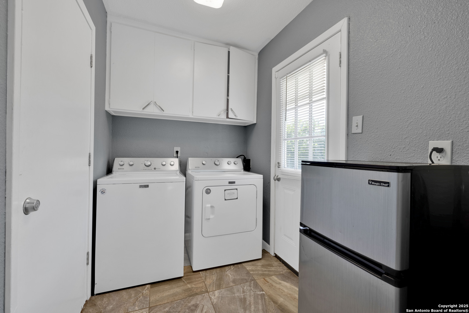 103 Shalimar Drive Castle Hills, TX 78213 - Photo 14 of 56 a utility room with dryer and washer