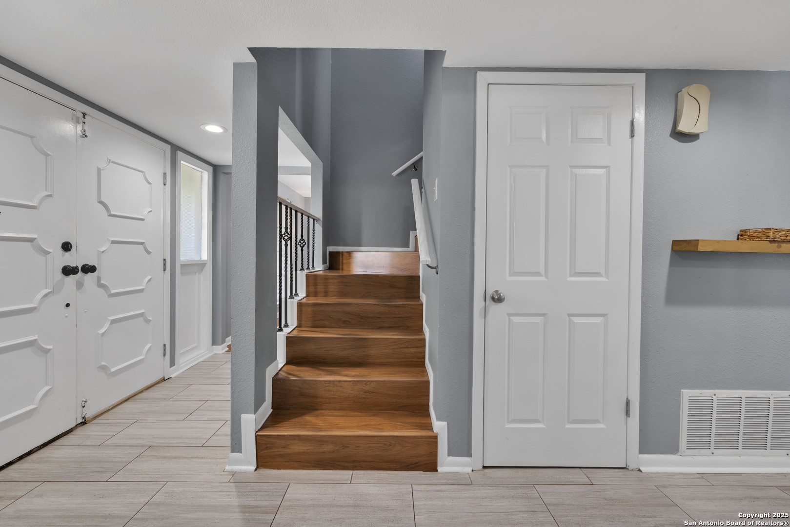 103 Shalimar Drive Castle Hills, TX 78213 - Photo 36 of 56 a view of a hallway with wooden floor and entryway