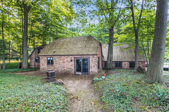 $1,499,999 | 2580 Lakeshore Drive, Fennville, MI 49408