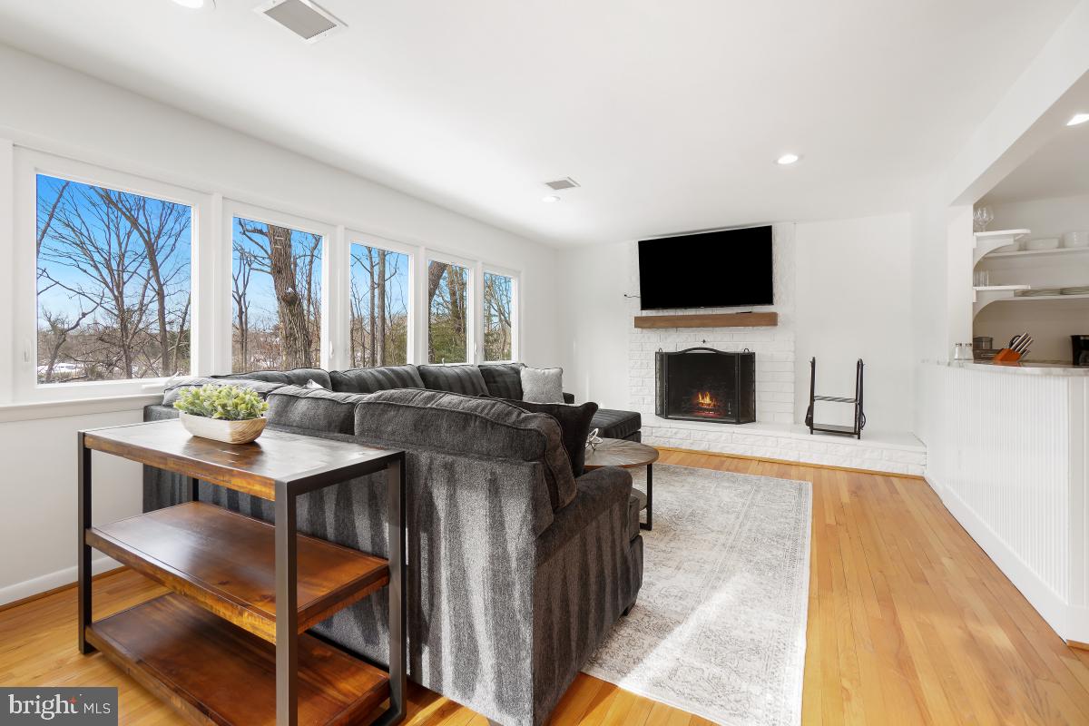 1820 Woods Road Annapolis, MD 21401 - Photo 15 of 51 Sunny family room.