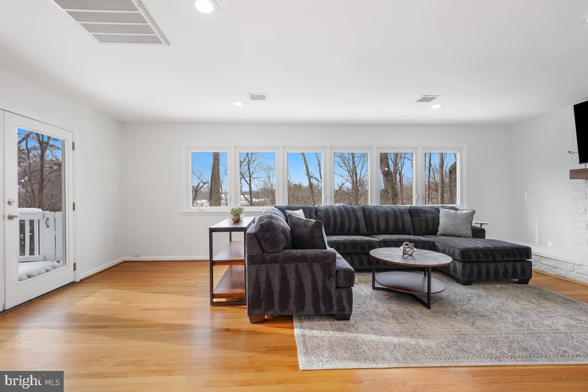 1820 Woods Road Annapolis, MD 21401 - Photo 16 of 51 Sunny family room.