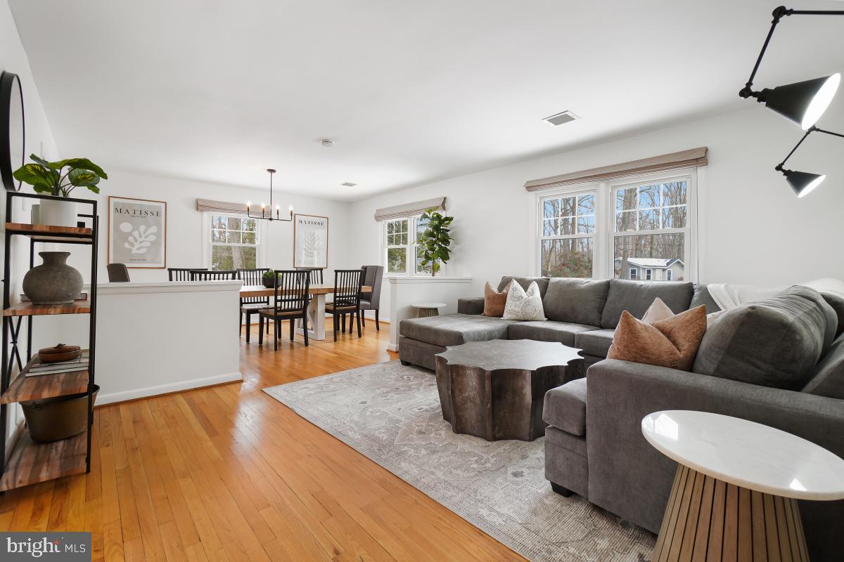 1820 Woods Road Annapolis, MD 21401 - Photo 5 of 51 Great entertaining space w/loads of sunlight!