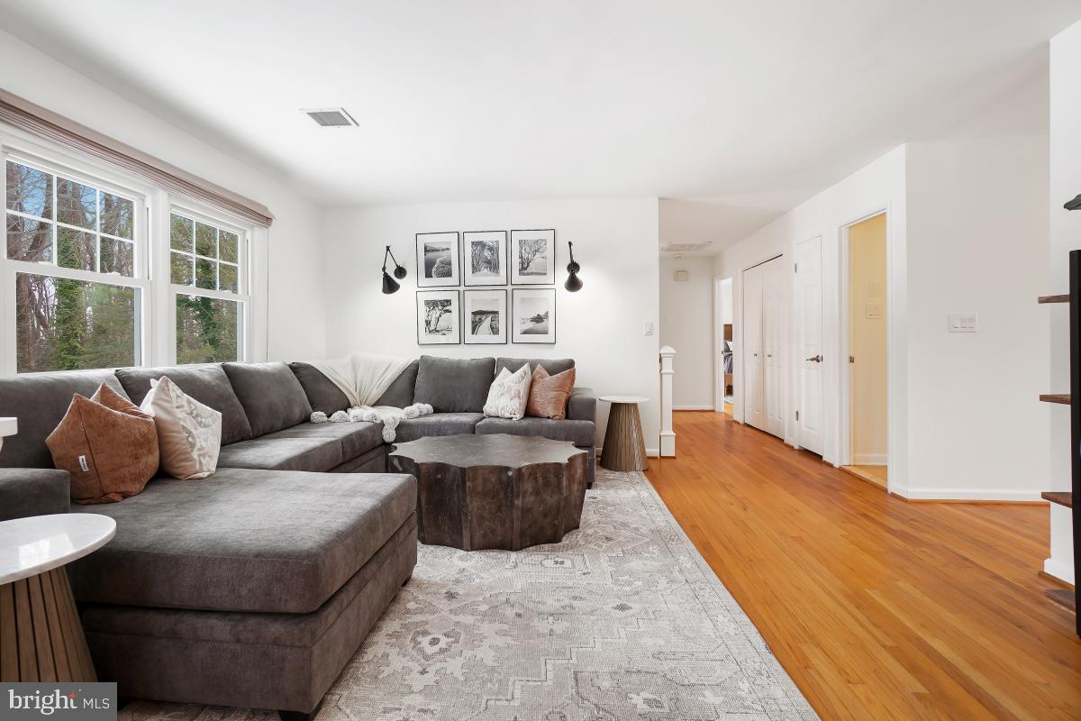 1820 Woods Road Annapolis, MD 21401 - Photo 7 of 51 Cozy living room.