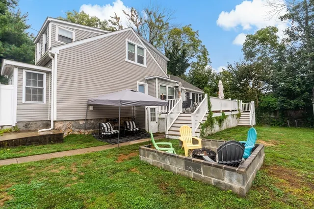 a view of a house with backyard