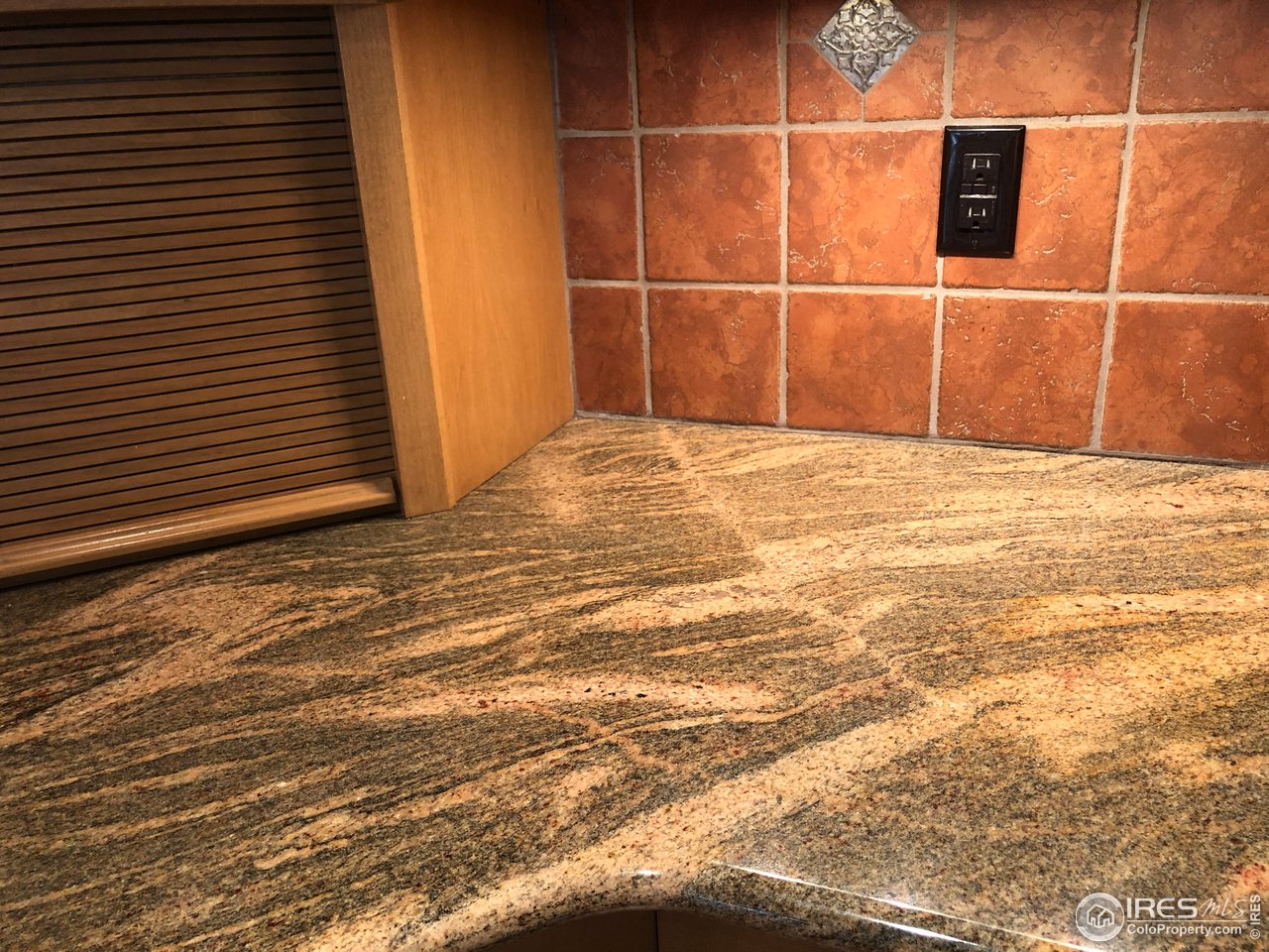 5860 Stove Prairie Road Bellvue, CO 80512 - Photo 15 of 40 Beautiful Granite Counters & Full Tile Backsplash