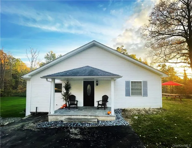 a view of a house with backyard
