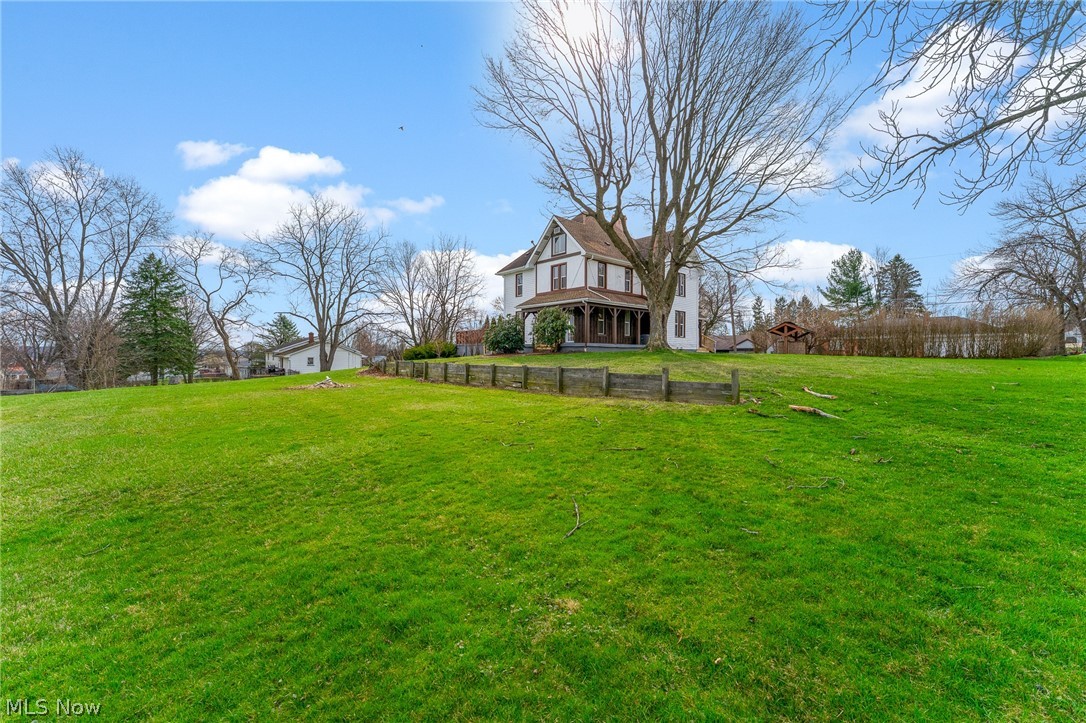 563 Geneva Avenue Struthers, OH 44471 - Photo 4 of 31 View of green lawn