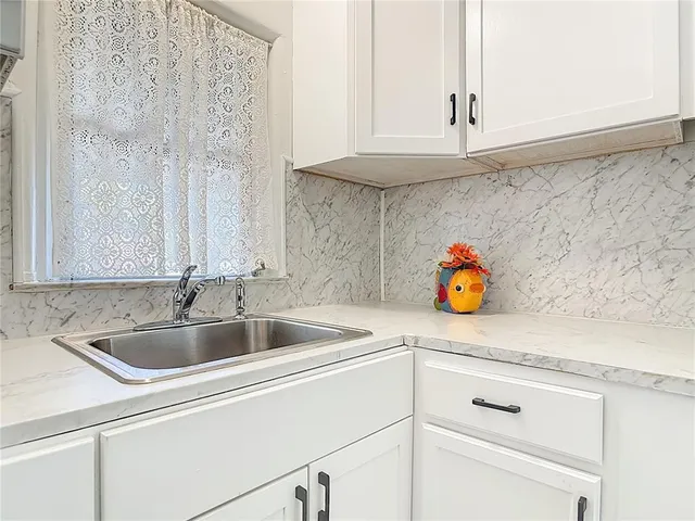 a close view of sink and tap