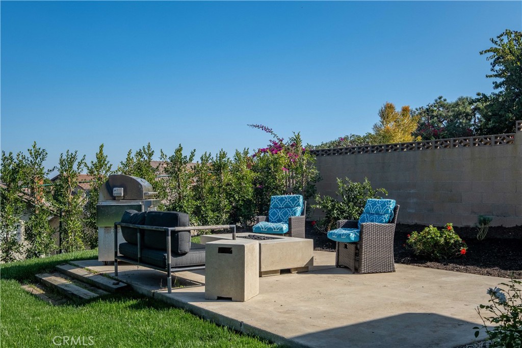 25710 Crest Road Torrance, CA 90505 - Photo 60 of 70 Side yards with block walls and an additional area for a garden.