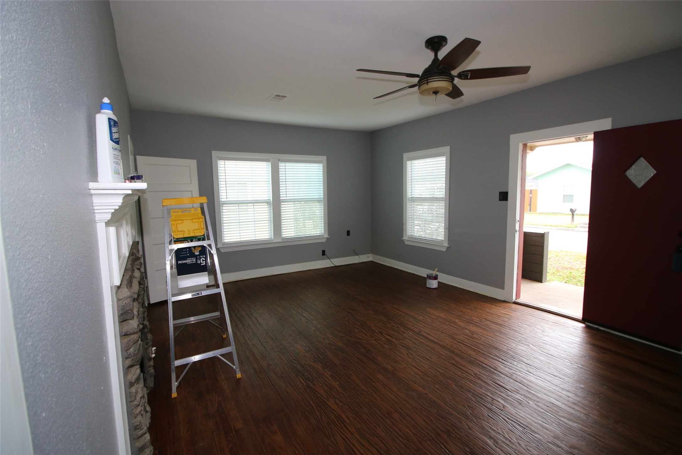 418 3rd Street Humble, TX 77338 - Photo 14 of 20 Step into this inviting and airy living room, where natural light floods through generous windows, creating a bright and welcoming space for relaxation and gatherings.