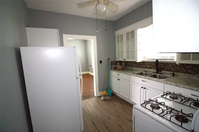 $1,300 | 418 3rd Street, Humble, TX 77338