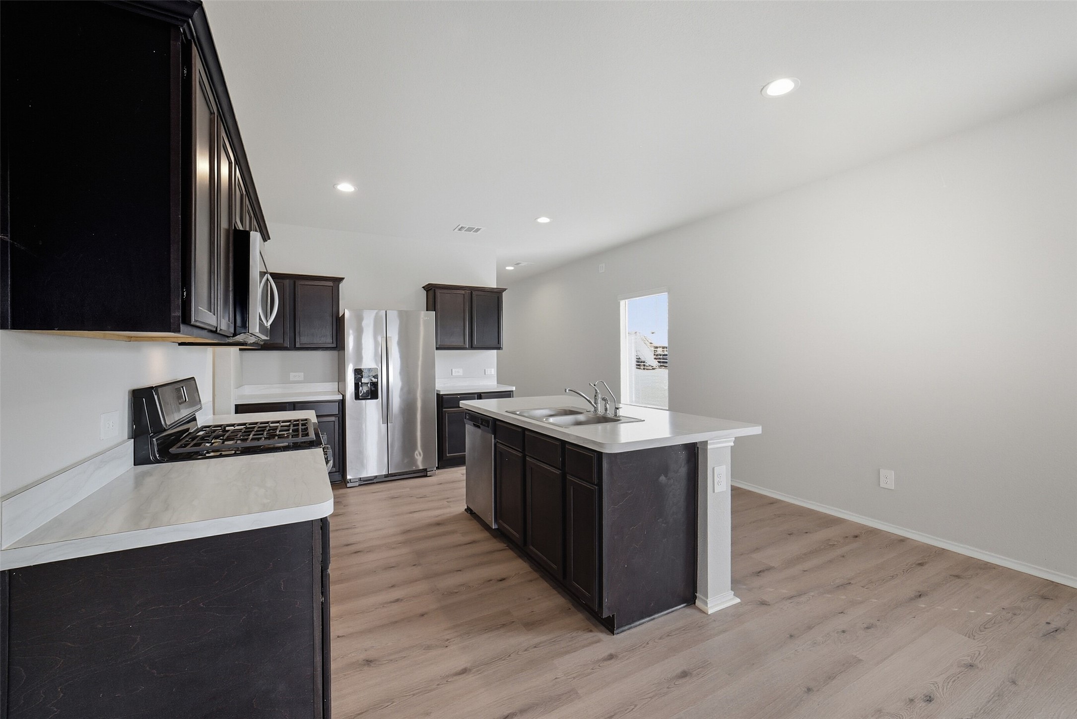 16524 Cascading Pnes Court Conroe, TX 77302 - Photo 11 of 34 You will love cooking in this kitchen.