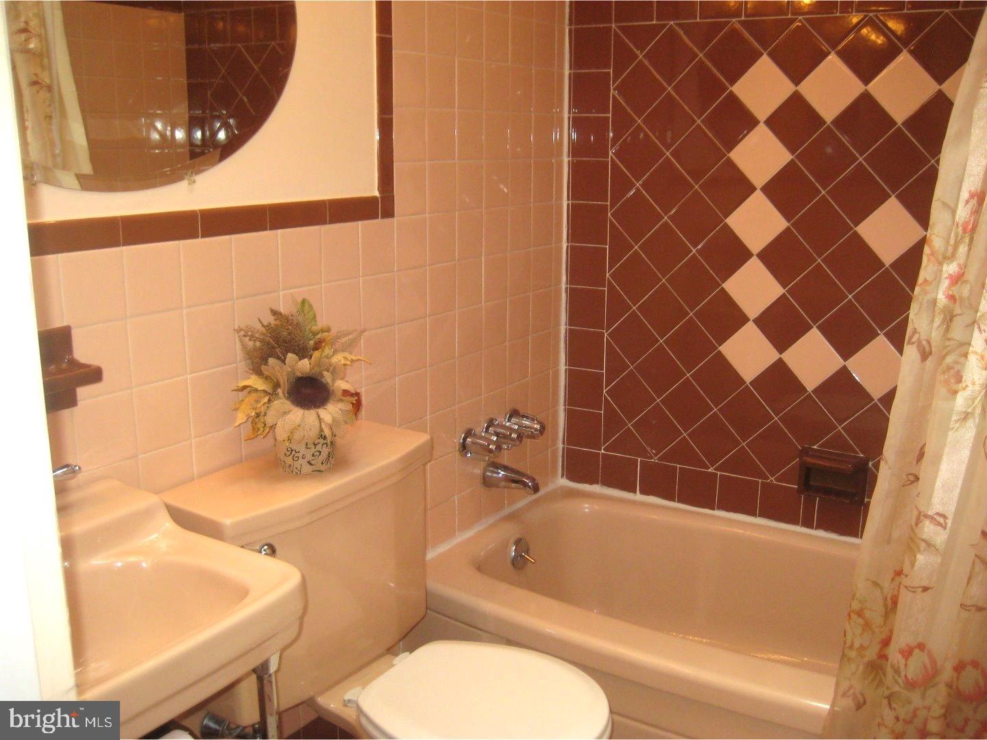 2733 Northview Street Philadelphia, PA 19152 - Photo 19 of 25 Bathroom