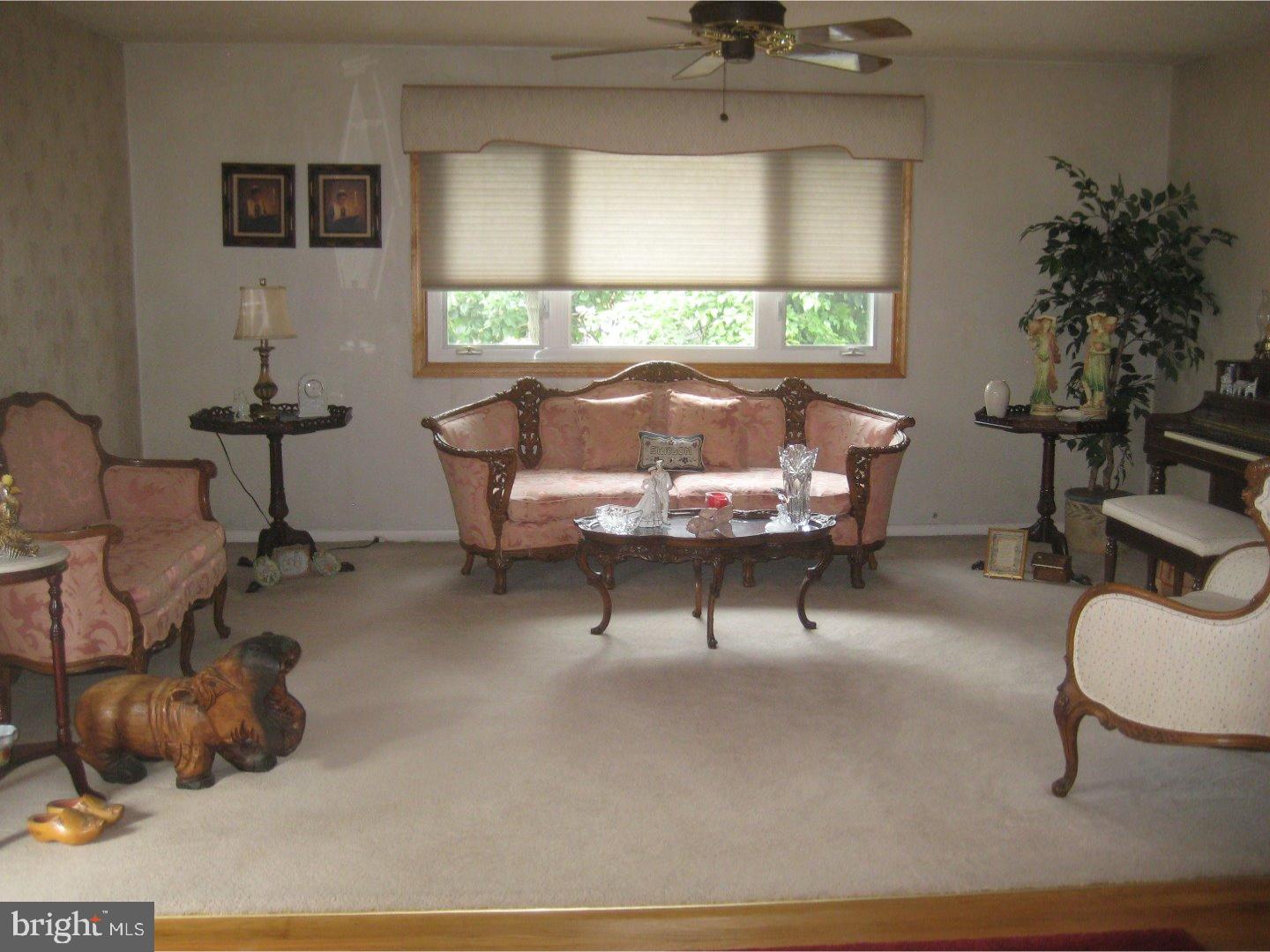 2733 Northview Street Philadelphia, PA 19152 - Photo 5 of 25 Living Room