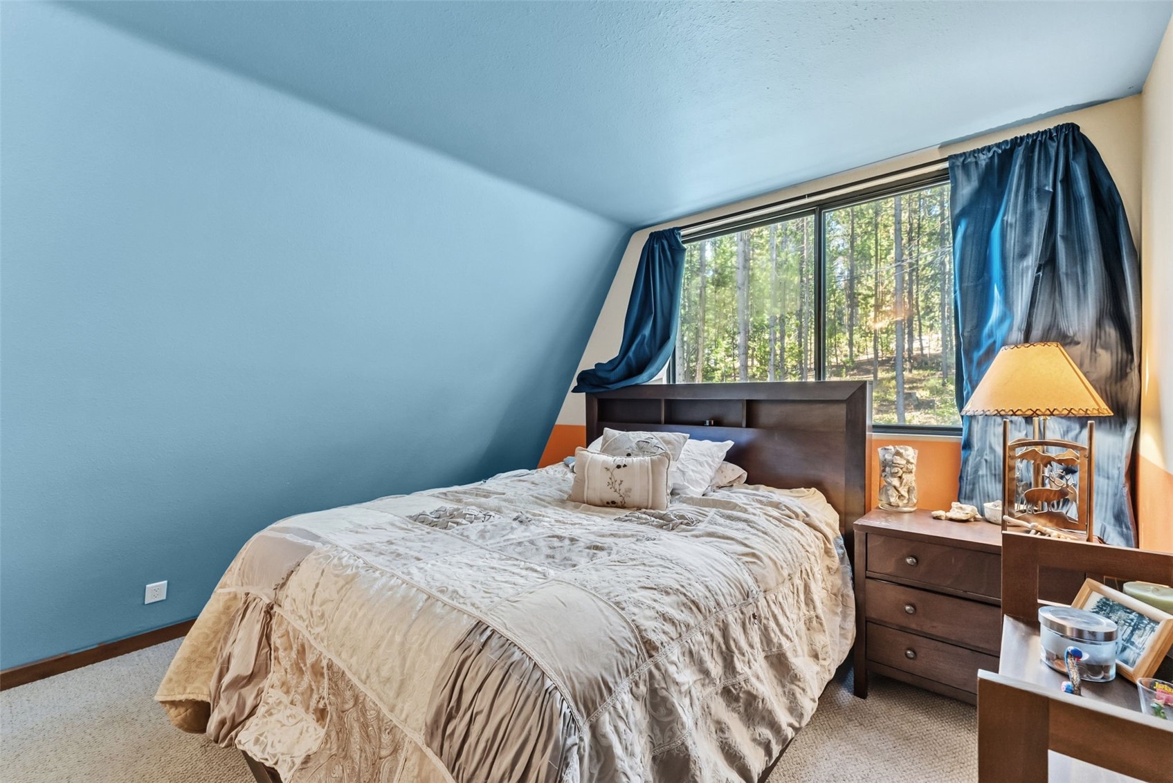 511 Vail Circle Dillon, CO 80435 - Photo 40 of 47 a bedroom with a bed and a large window