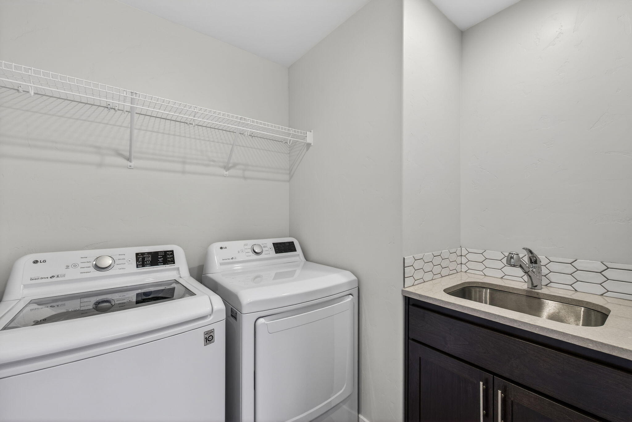 20583 Rolen Avenue Bend, OR 97702 - Photo 30 of 43 Laundry room with sink