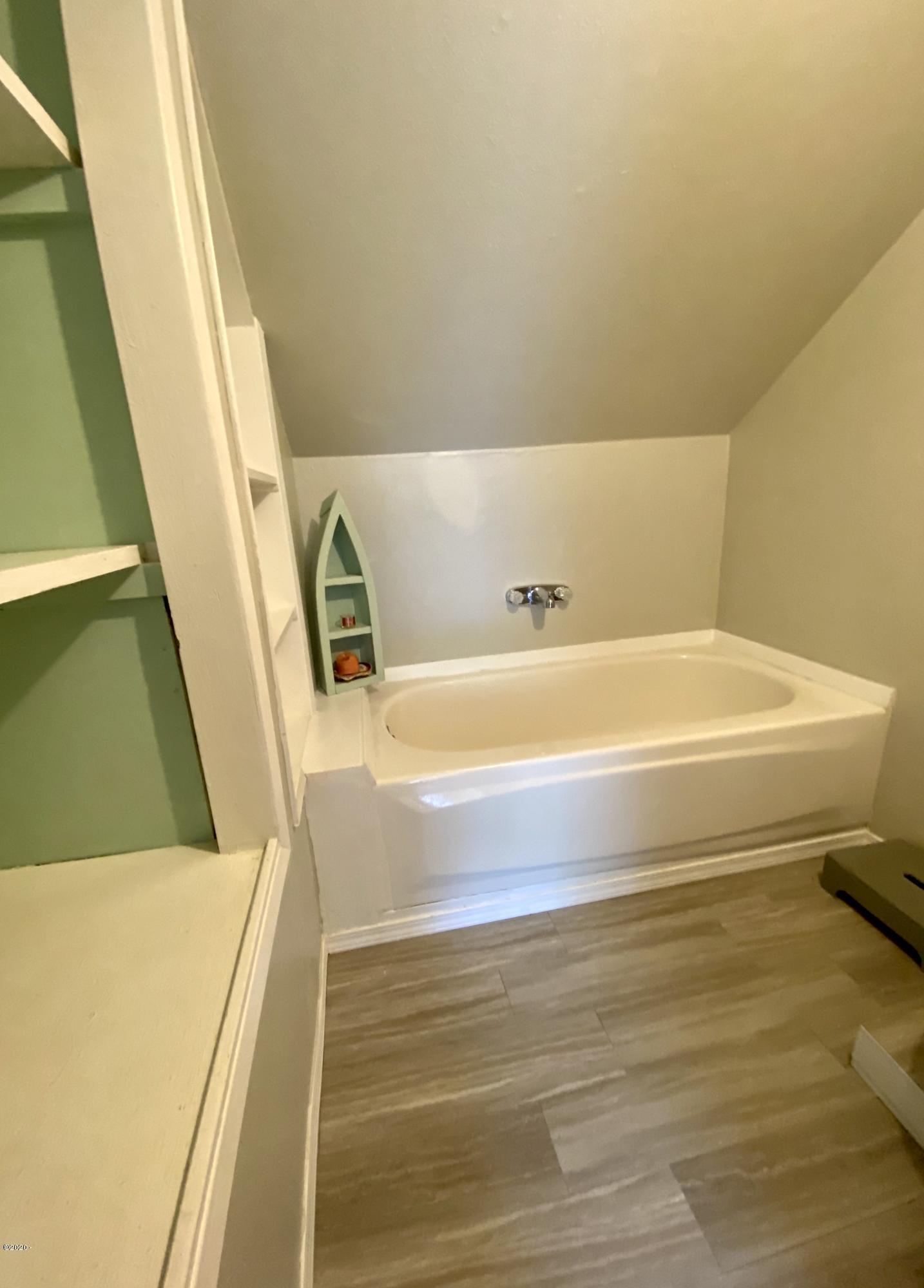 33985 Highway 22 Hebo, OR 97122 - Photo 20 of 40 Upstairs Bath