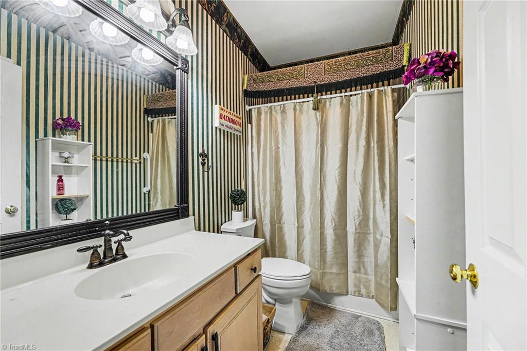 4008 Deerfield Street High Point, NC 27265 - Photo 18 of 29 full bath upstairs