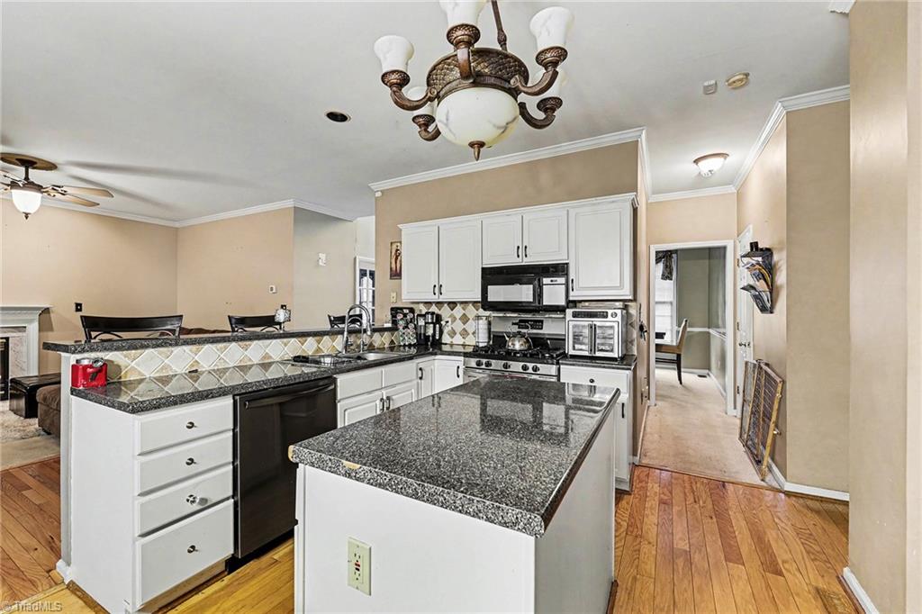 4008 Deerfield Street High Point, NC 27265 - Photo 4 of 29 kitchen