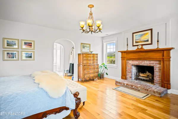$949,999 | 159 Canary Lane, Speedwell, TN 37870