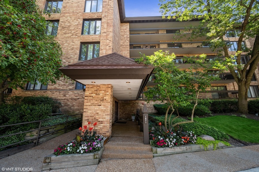 1671 Mission Hills Road, Unit 204 Northbrook, IL 60062 - Photo 1 of 17 Gallery Image 1