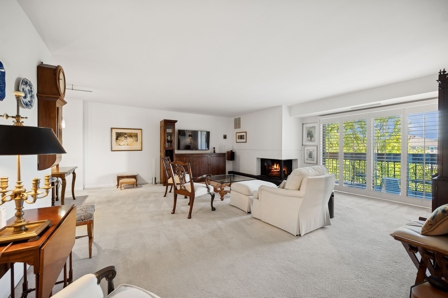1671 Mission Hills Road, Unit 204 Northbrook, IL 60062 - Photo 3 of 17 Gallery Image 3