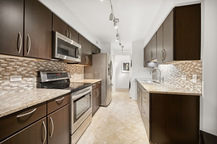 1671 Mission Hills Road, Unit 204 Northbrook, IL 60062 - Photo 8 of 17 Gallery Image 8