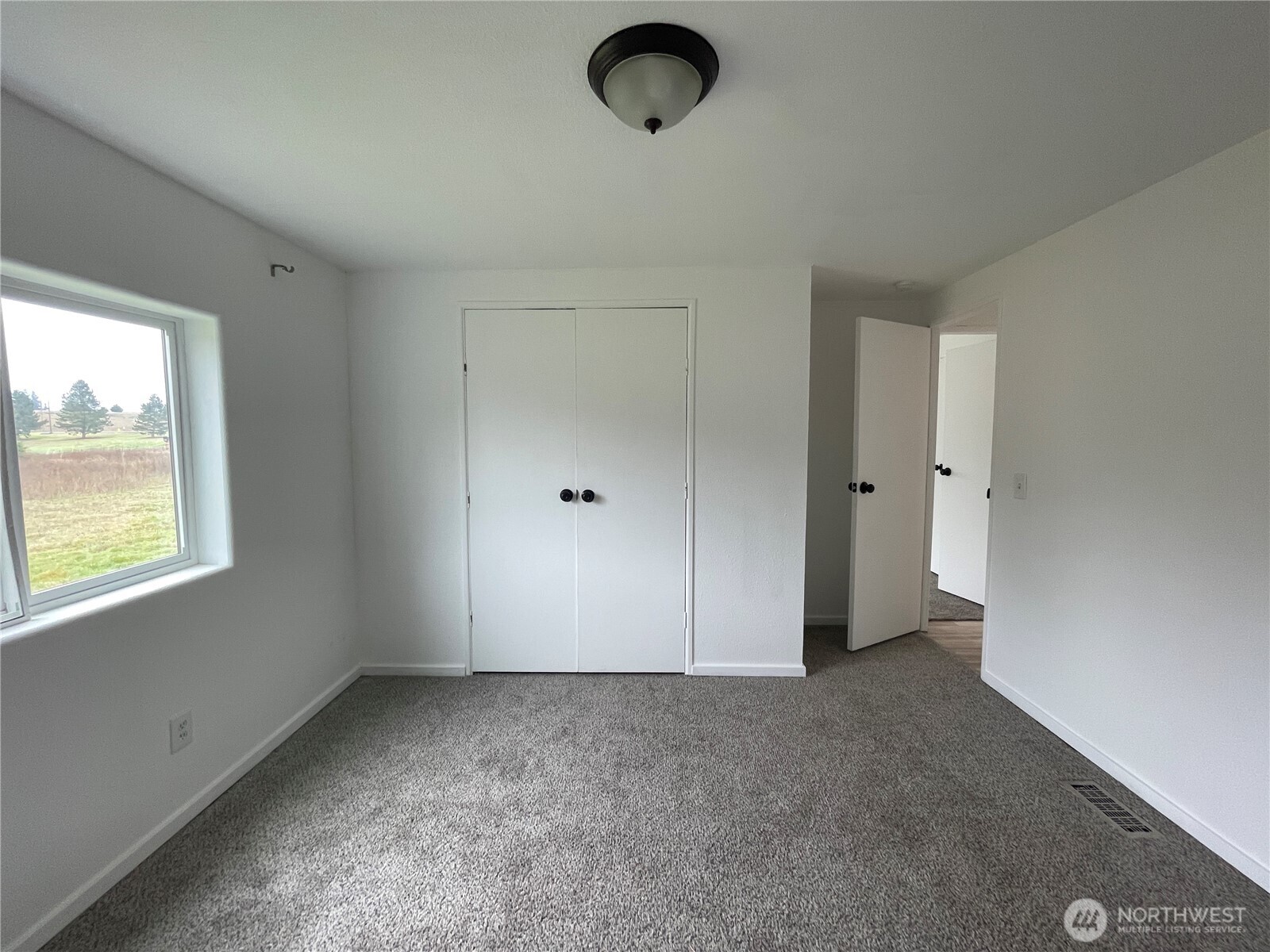 564 West Avery Road Winlock, WA 98596 - Photo 17 of 24 an empty room with window