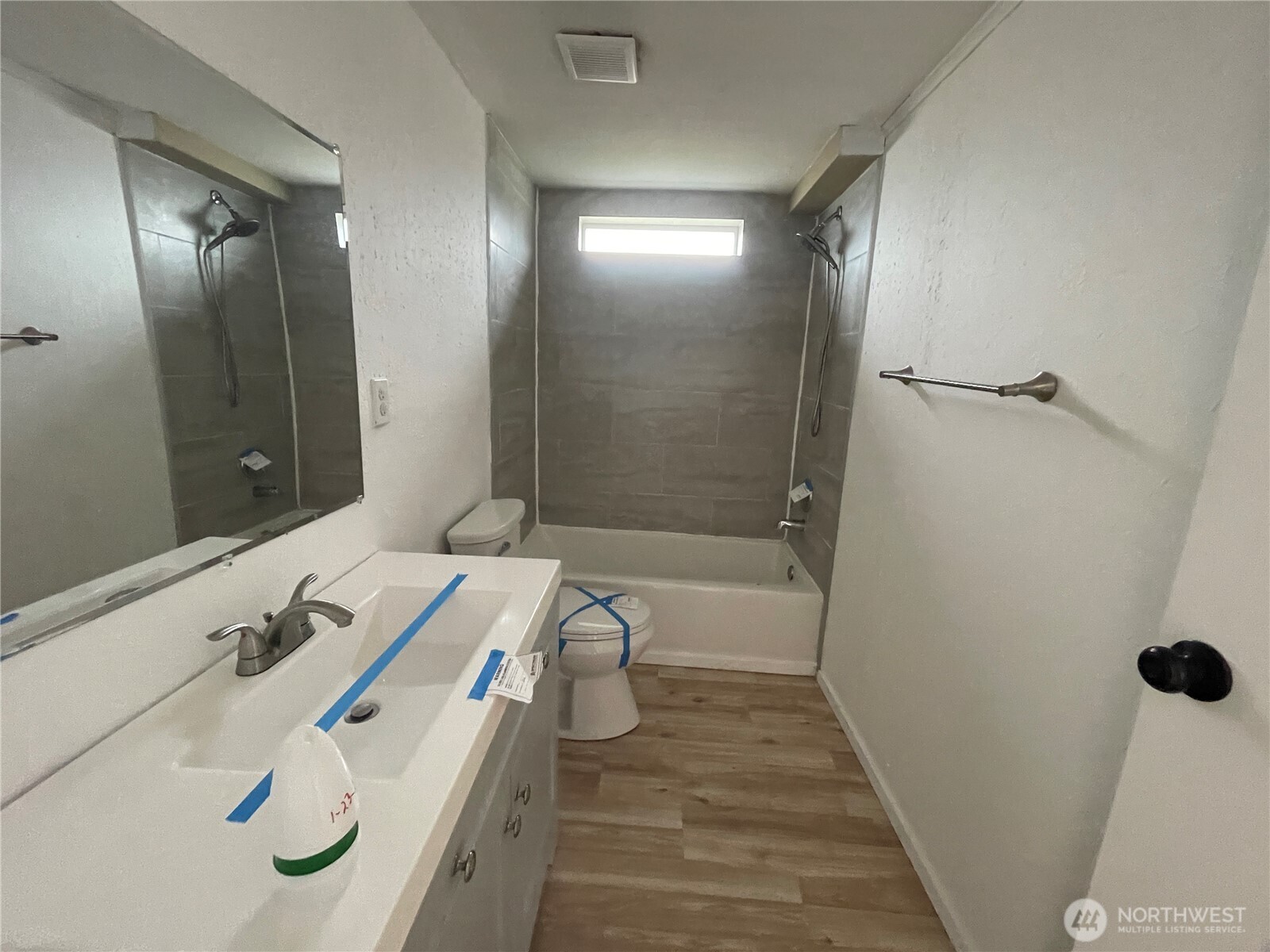 564 West Avery Road Winlock, WA 98596 - Photo 18 of 24 a bathroom with a tub sink and mirror