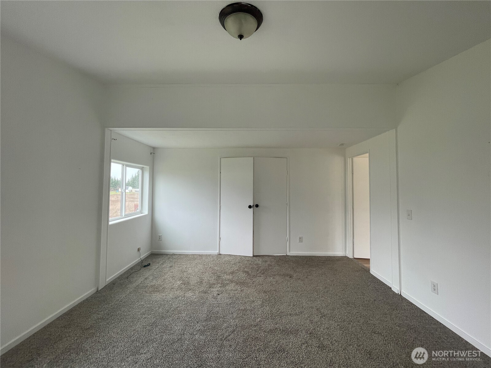 564 West Avery Road Winlock, WA 98596 - Photo 21 of 24 an empty room with windows and closet