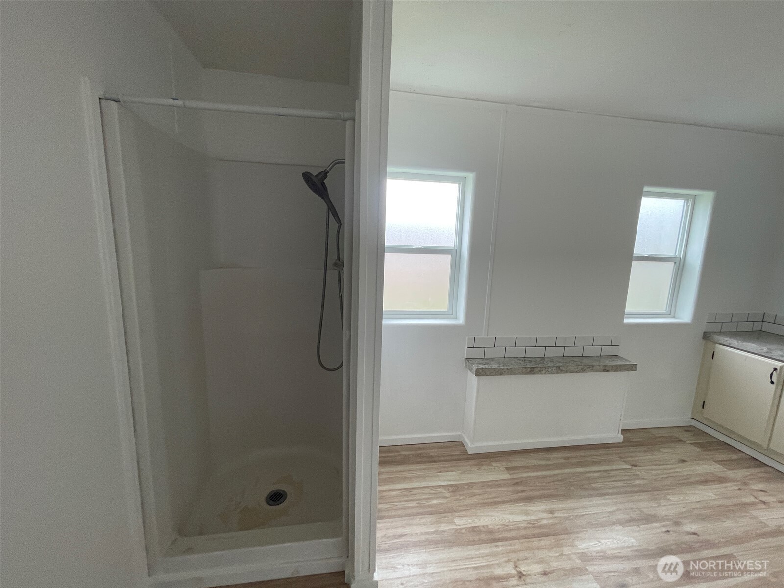 564 West Avery Road Winlock, WA 98596 - Photo 23 of 24 a view of cabinets and window