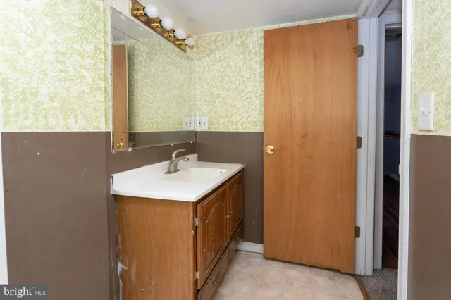 a view of a livingroom with a window and a ceiling fan