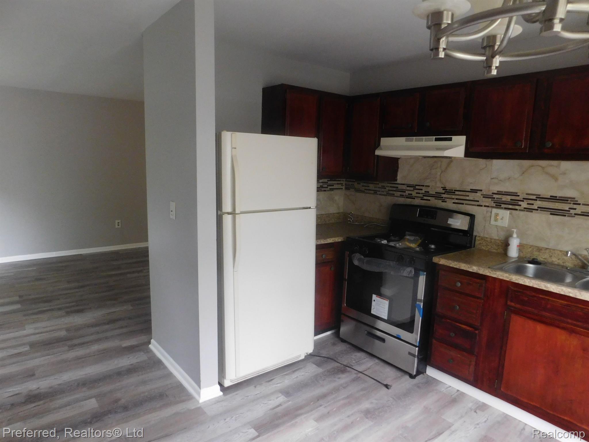 42619 Barchester Road Canton, MI 48187 - Photo 3 of 6 Kitchen