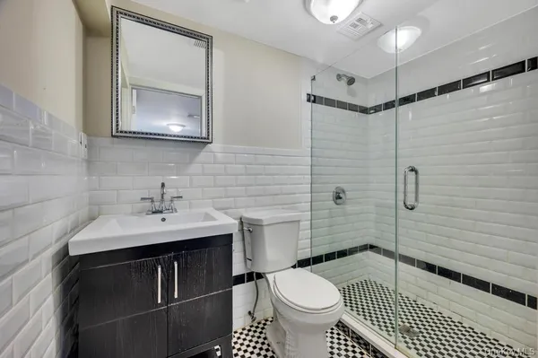 $2,450,000 | 3 School House Lane, Great Neck, NY 11020