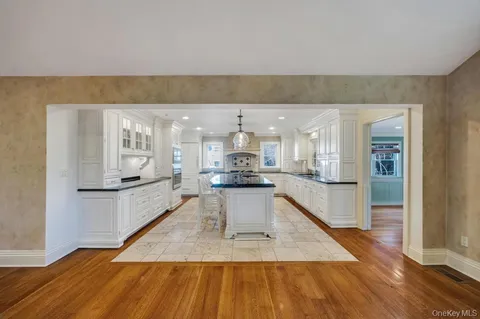 $2,795,000 | 3 School House Lane, Great Neck, NY 11020