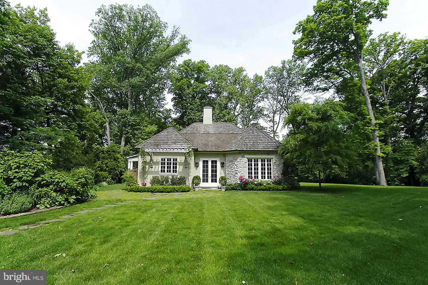 8106 Merrick Road Bethesda, MD 20817 - Photo 6 of 27 a front view of a house with a garden