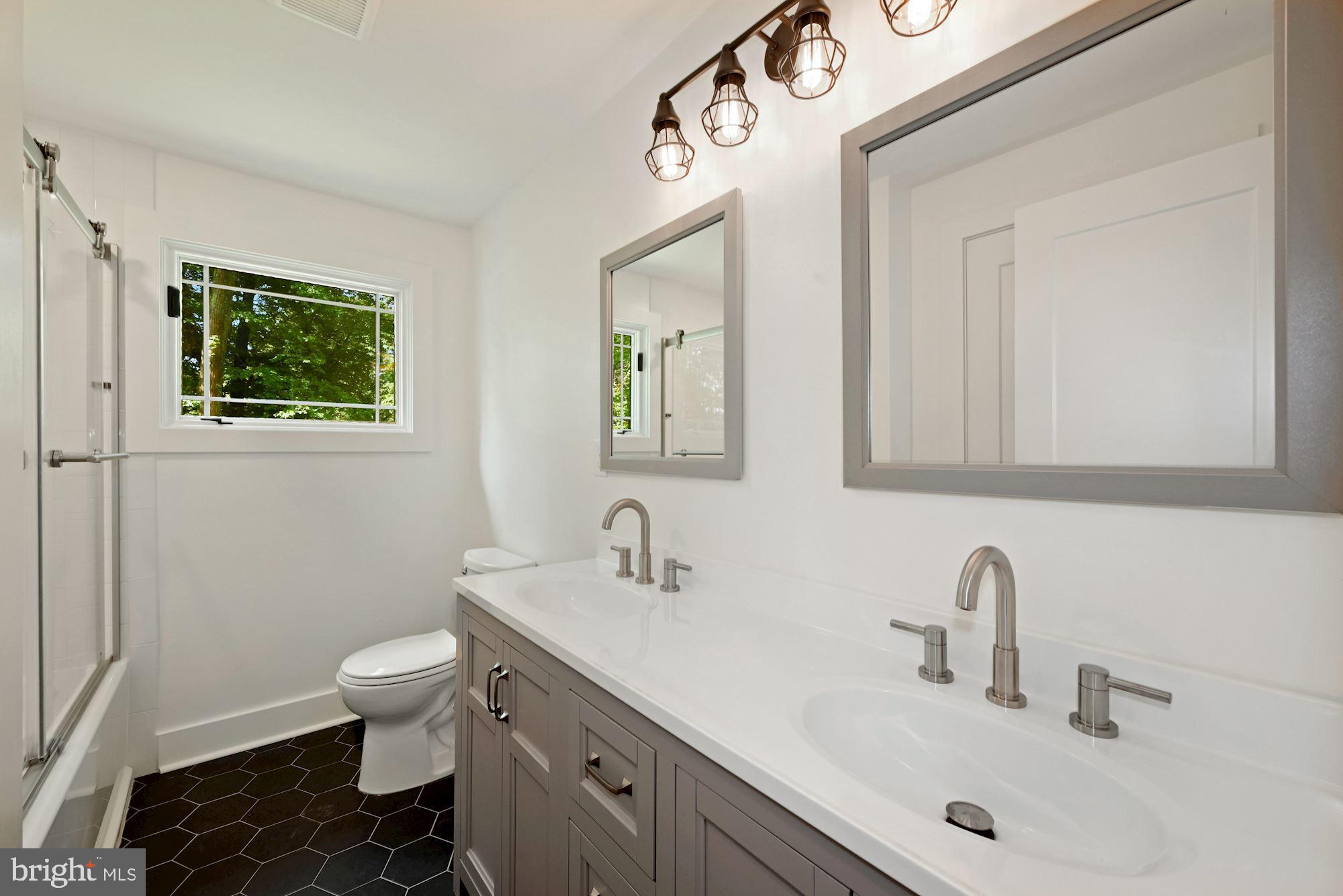 33 Robin Road Moorestown, NJ 08057 - Photo 27 of 40 2nd Floor Hall Bathroom