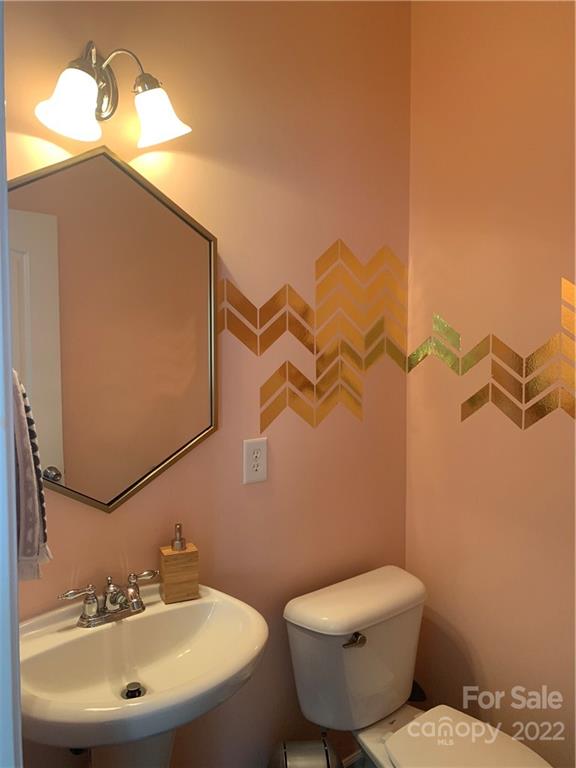 6518 Del Rio Road Charlotte, NC 28277 - Photo 14 of 19 a bathroom with a toilet sink and mirror