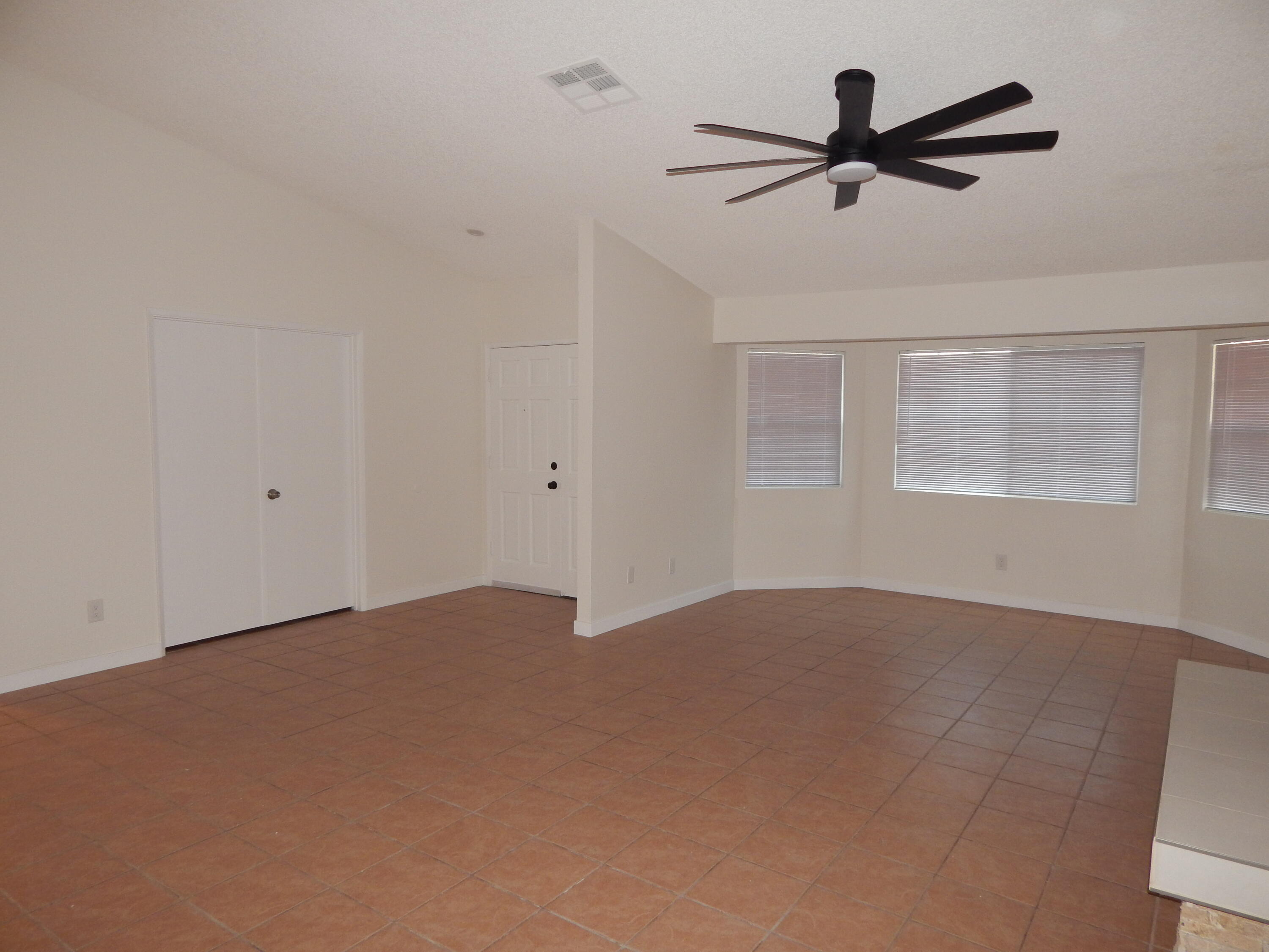 68175 Encinitas Road Cathedral City, CA 92234 - Photo 4 of 16 Living room and Entry