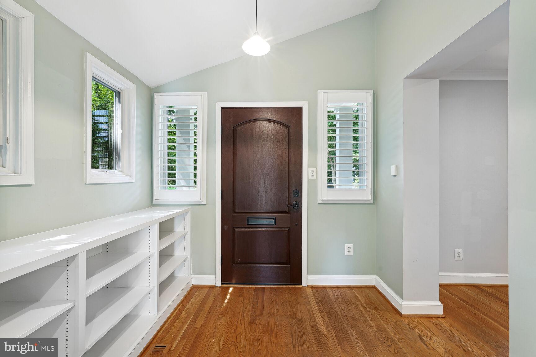 4304 Sleaford Road Bethesda, MD 20814 - Photo 3 of 28 Foyer